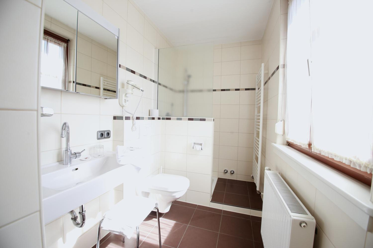 Bathroom 4, Hotel Zillners Einkehr, Braunau am Inn