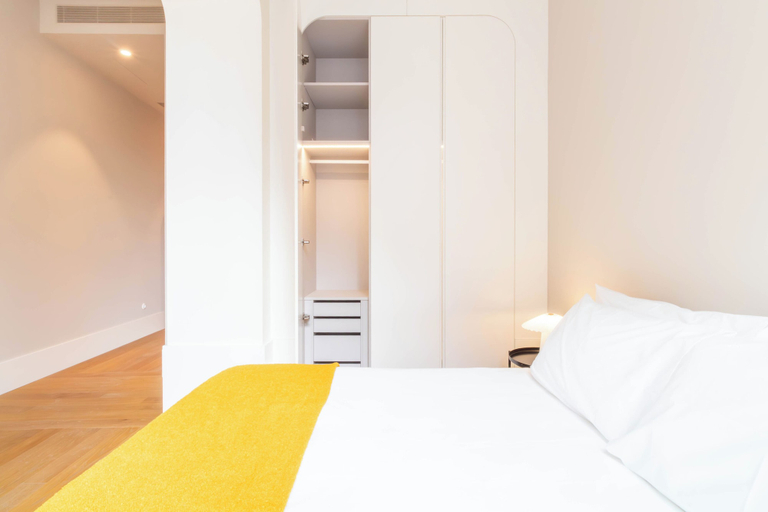 Room 5, Entreparedes House, Porto