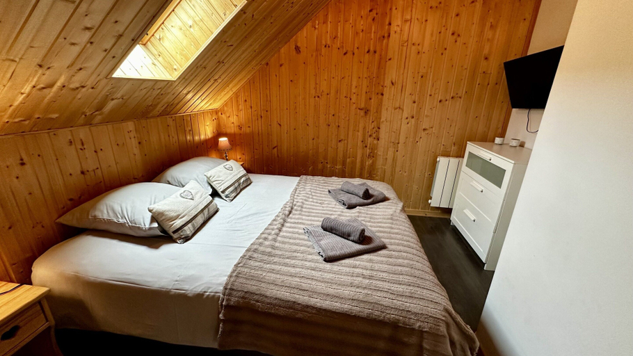 Room 5, Spacious French Chalet Stay for 10, Puy-de-Dôme