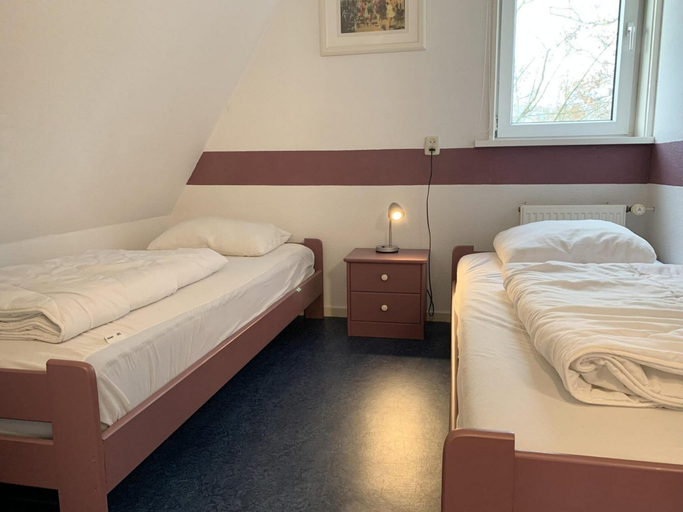 Room 4, Modern Holiday Home With Garden, Zijpe