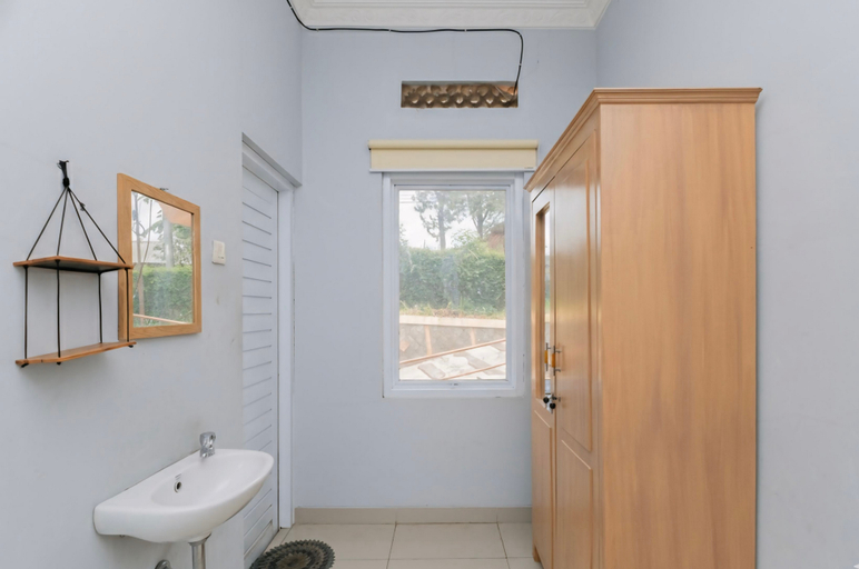 Bathroom, Villa Batu Cisarua Puncak Bogor RedPartner, Bogor