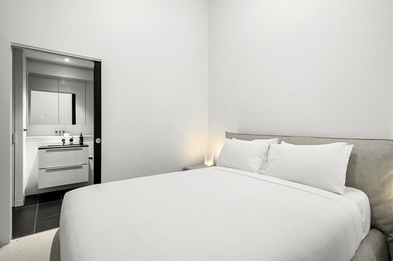 Room 4, Bright Inner-north Stay With Pool Access, Melbourne