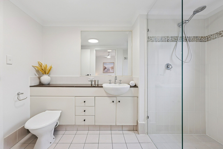 Bathroom 5, Beachside Apartment With Secure Parking, Gold Coast