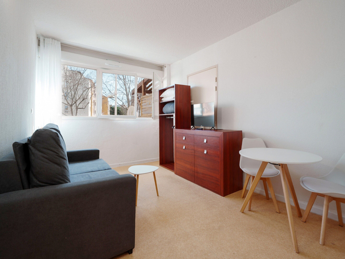 Room 4, Scenic Escape by the Village rim, Hérault