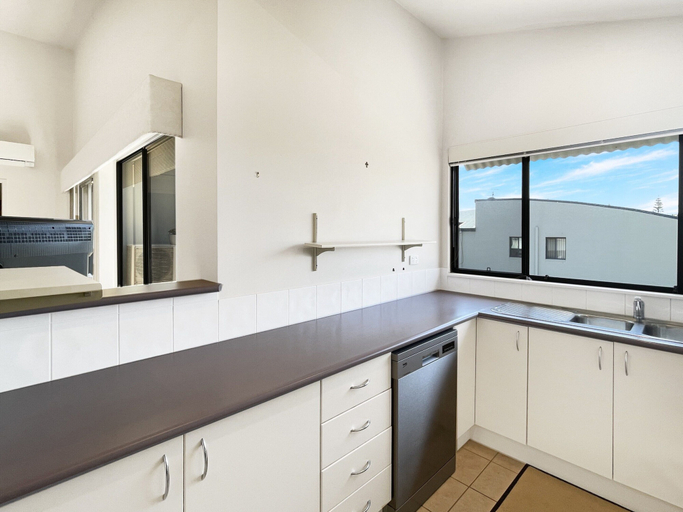 Private kitchen 4, Beachside 3-bed Apartment With Garage Parking, Eurobodalla