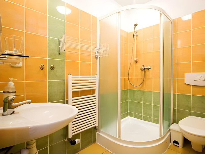 Bathroom 3, Oaza Ricany, Praha - východ