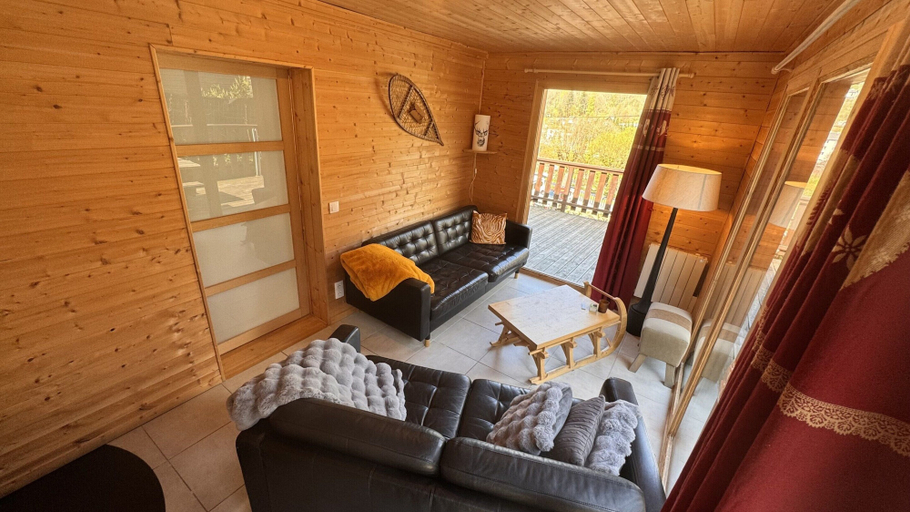 Living room 4, Spacious French Chalet Stay for 10, Puy-de-Dôme