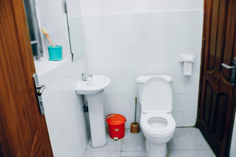Bathroom 4, Empire Guest House, Kicukiro