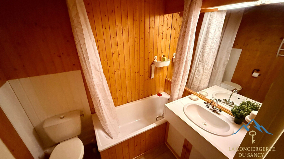Bathroom 3, Quiet Corner Near the Mountain Road, Puy-de-Dôme