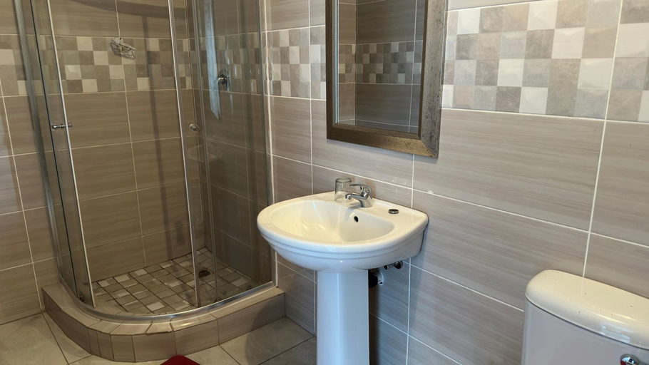 Bathroom 3, K K K Guesthouse, Gert Sibande