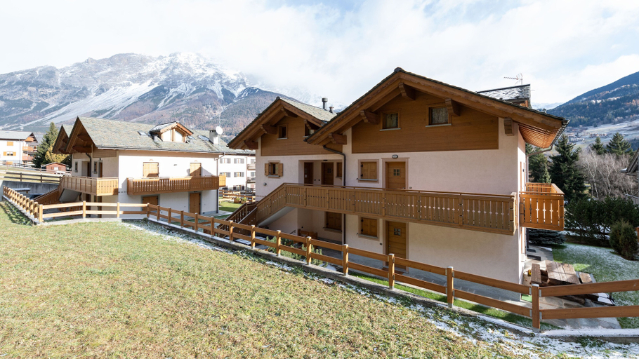 Exterior & Views