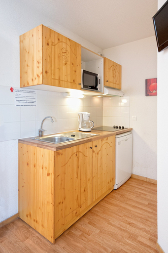 Private kitchen, Apartment in 3 Vallees With Pool & Sauna, Savoie