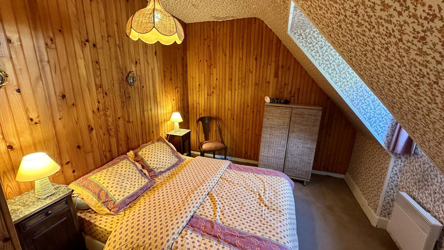 Room 4, Sunny Sanctuary by the Town Center, Puy-de-Dôme