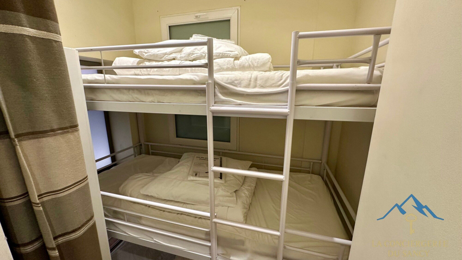 Room 3, Summit hub by High Pass for 5, Puy-de-Dôme