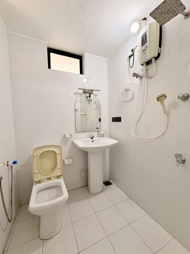 Bathroom 3, BonVoyaageVilla, Trincomalee Town and Gravets