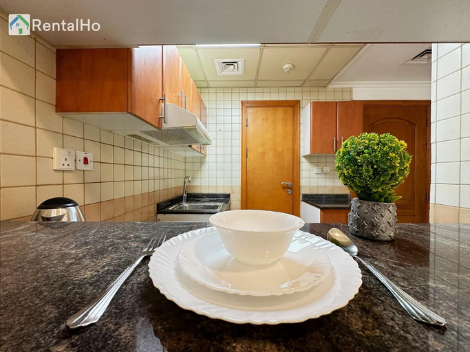 4, Quiet Studio w/ Balcony & RoofTop Pool in Marina, Dubai