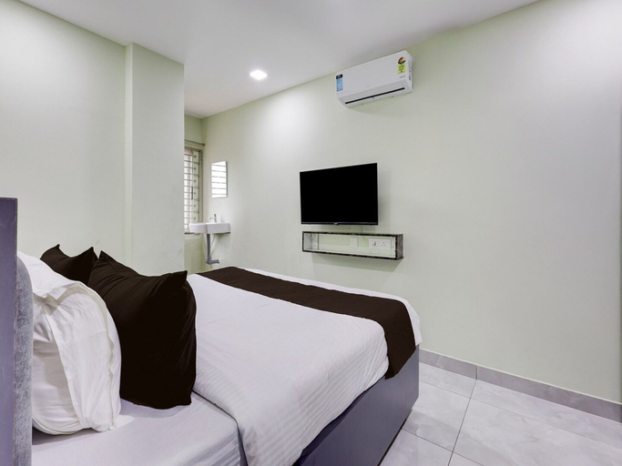 Room 2, Hotel O Krishna Riverview, Guntur