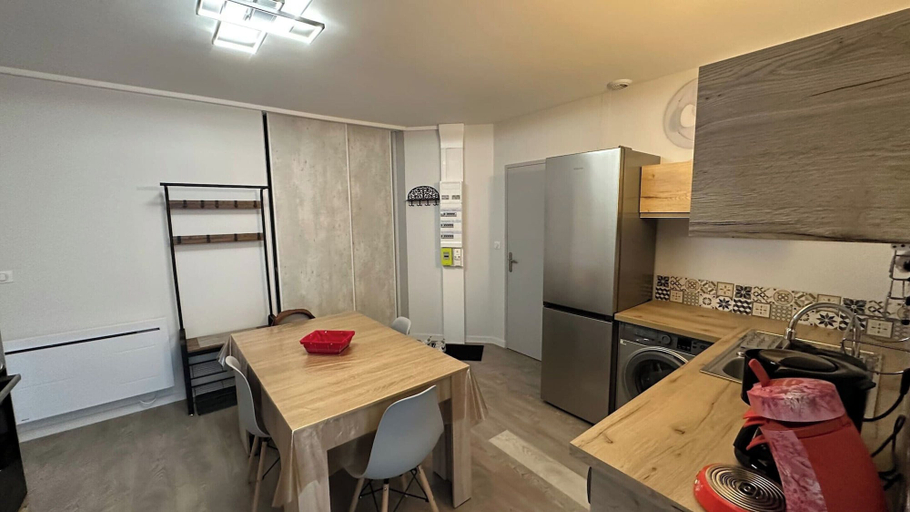 Dining, 2-bedroom Revamped Flat in Auvergne, Puy-de-Dôme
