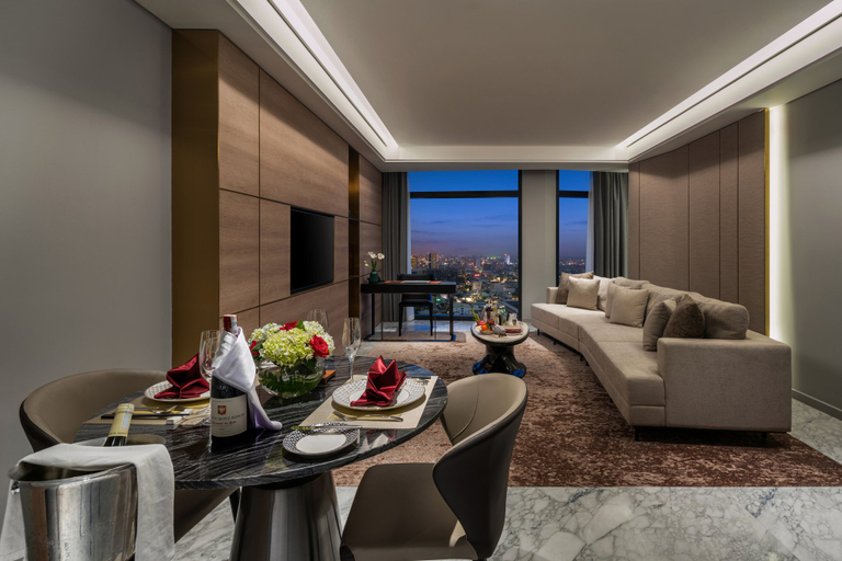 Crowne Plaza Danang City Centre Room Type - 1 Bedroom Suite River View Lounge Access