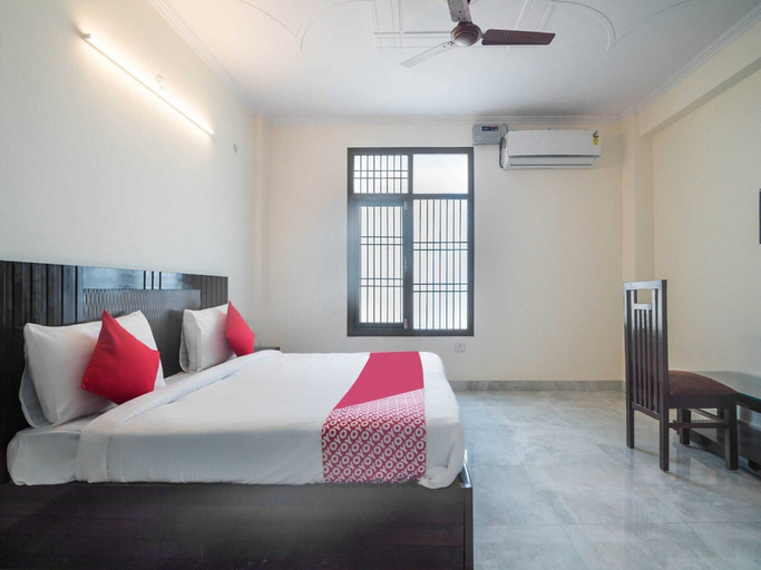 Room 2, Hotel O The Grand Venice Mall, Gautam Buddha Nagar