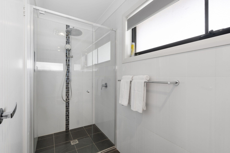Bathroom 5, Family-friendly 4-bed Home With Courtyard, Holt