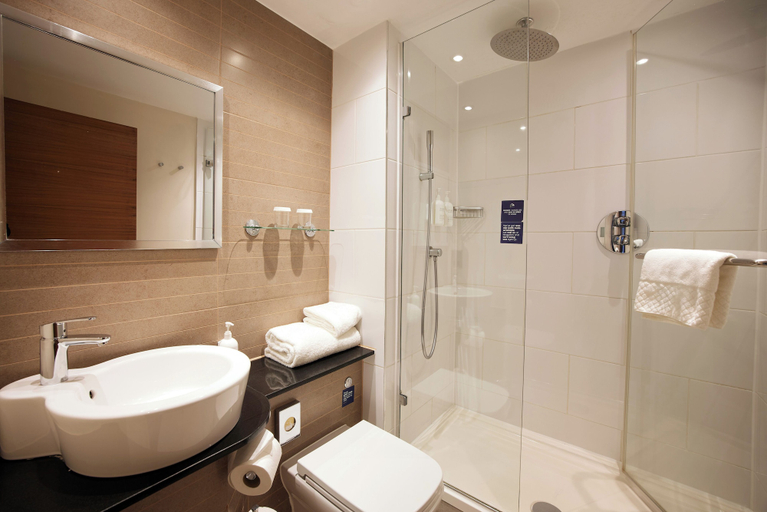 Bathroom 3, Thistle London Piccadilly, London
