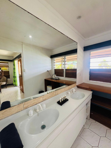 Bathroom 4, Crusoe's Retreat, Serua