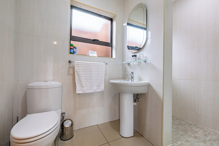 Bathroom 3, Botleng Guest House