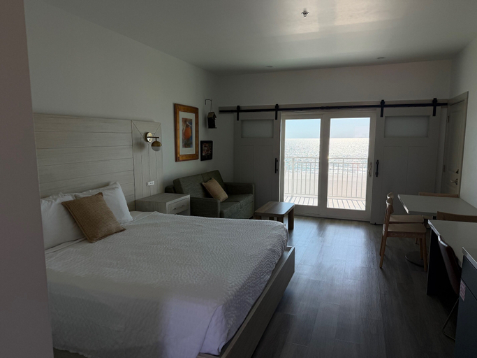 Room 4, Driftwood Inn, Bay