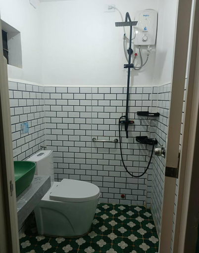 Bathroom, 80 Bar Hostel, Coron