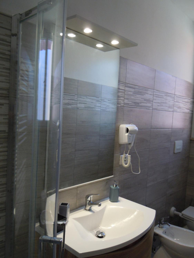 Bathroom 2, Roma Tourist Lease, Rome