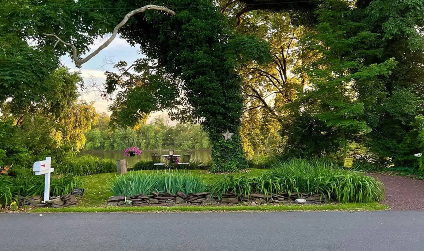 Room 5, Charming Whimsical Historic River Home, Mercer