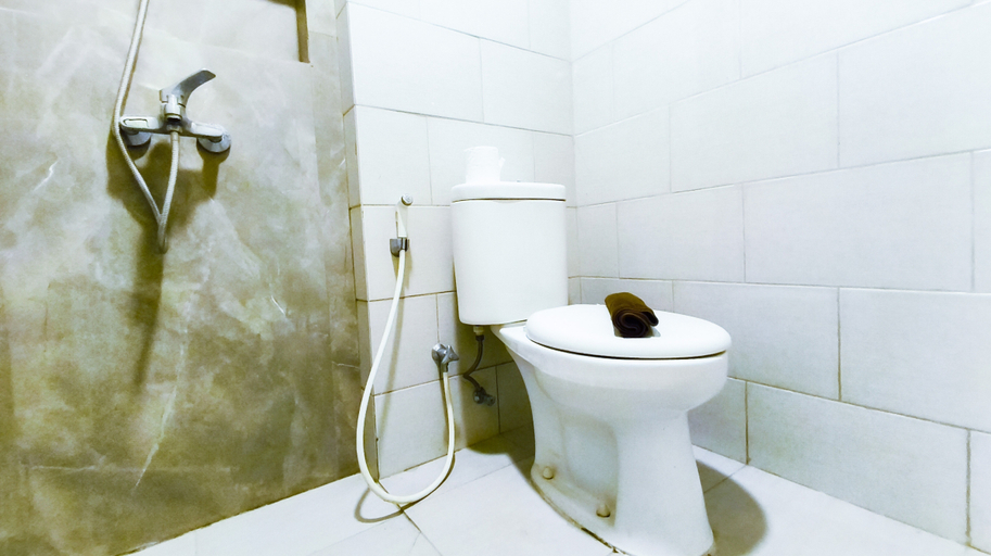 Bathroom 4, Chic and Cozy Studio Space at Benson Supermall Mansion Apartment By Travelio, Surabaya
