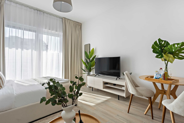Room 2, Silkhaus Canal View Studio Near Ferrari World, Yas Island