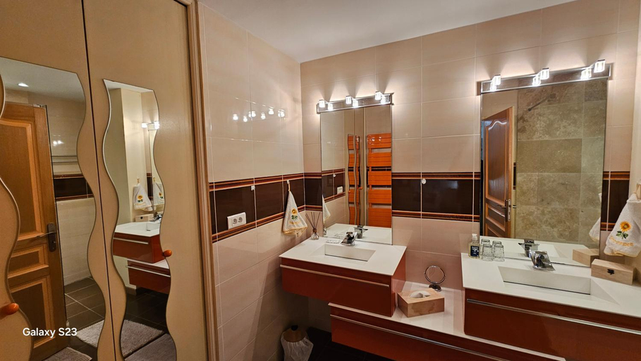 Bathroom 4, Mas de la Cigaline Var, Var