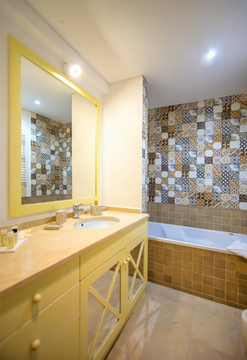 Bathroom 4, Beachfront Villa - Private Beach Access - Walk Everywhere without car - pool & jacuzzi, Albufeira