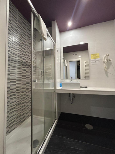 Bathroom 2, Hostal Buenos Aires, Madrid