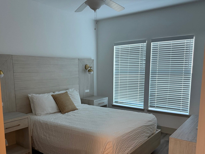 Room 3, Driftwood Inn, Bay