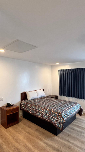 Bedroom 5, Budget inn Whittier, Los Angeles