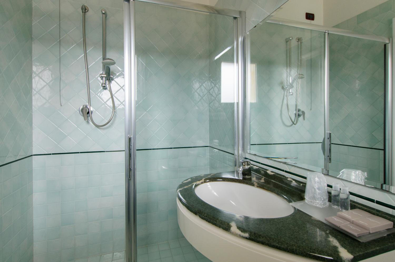 Bathroom 5, Park Hotel Serena, Rimini