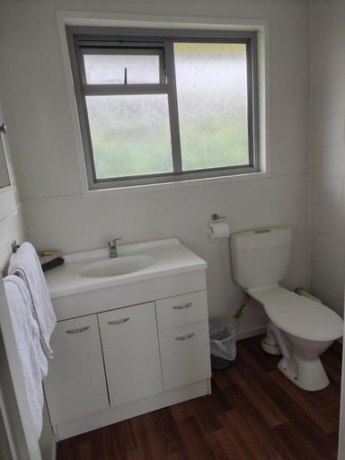 Bathroom 3, Gardena Court Motel, Hamilton