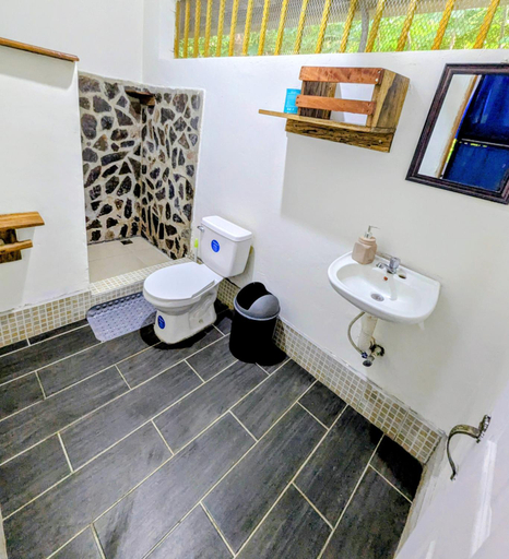 Bathroom, Raindance, Lago de Nicaragua