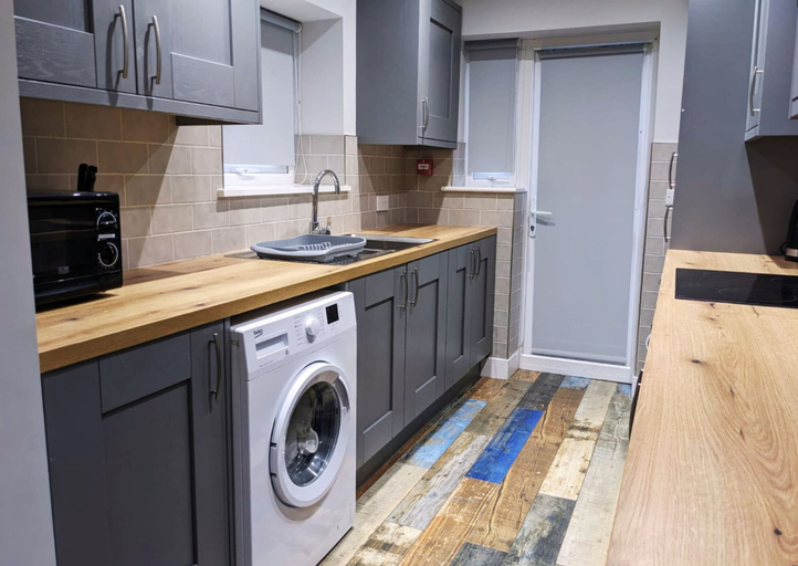 Private kitchen 5, The Red Lounge House - sleeps 14, Sefton