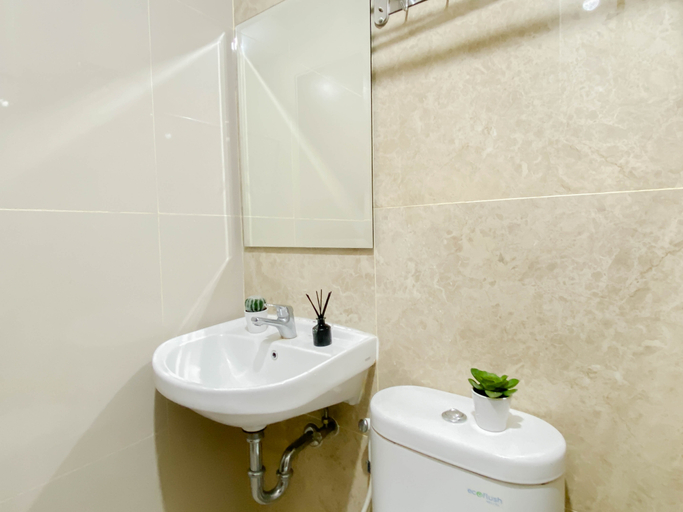 Bathroom 2, Neat and Serene Studio at Apartment Transpark Cibubur By Travelio, Depok
