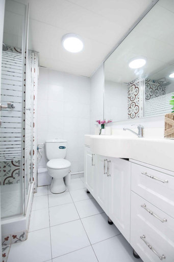 Bathroom, מול הים בקיסריה