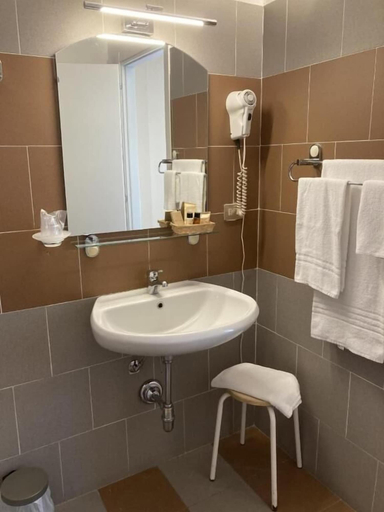 Bathroom 5, hotel Villa Conte Riccardi, Asti