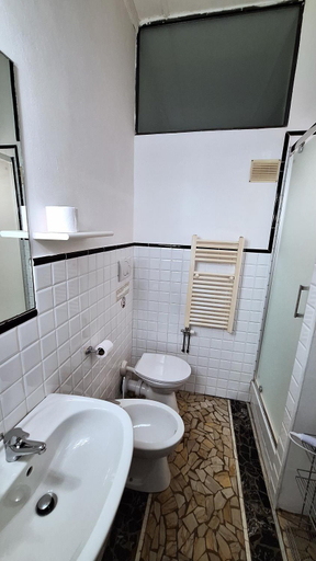 Bathroom 5, Red Horse, Pisa