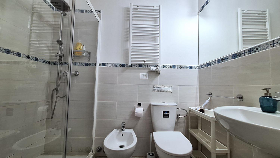 Bathroom 2, Red Horse, Pisa