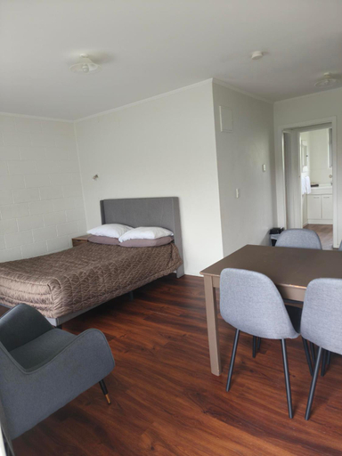 Bedroom 5, Gardena Court Motel, Hamilton