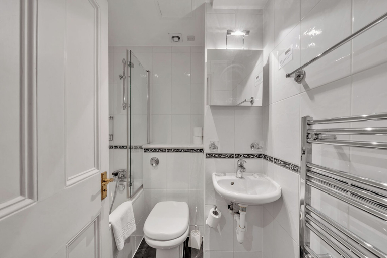 Bathroom, Hertford Flat 11, London